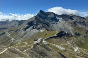 Luftaufnahme einer Straße in den Alpen