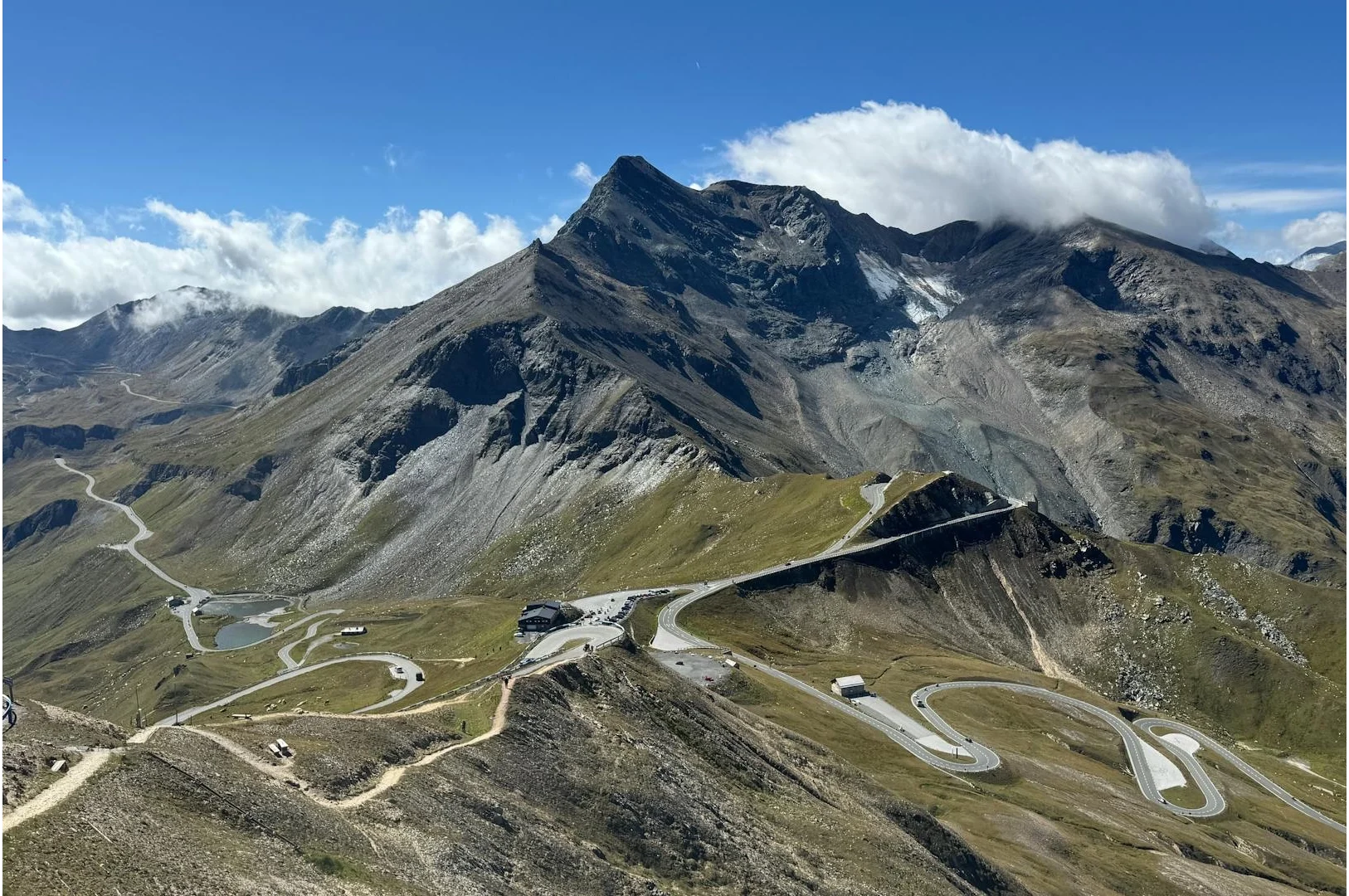 Luftaufnahme einer Straße in den Alpen