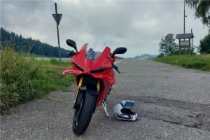 Ein rotes Sportmotorrad in einem Feldweg