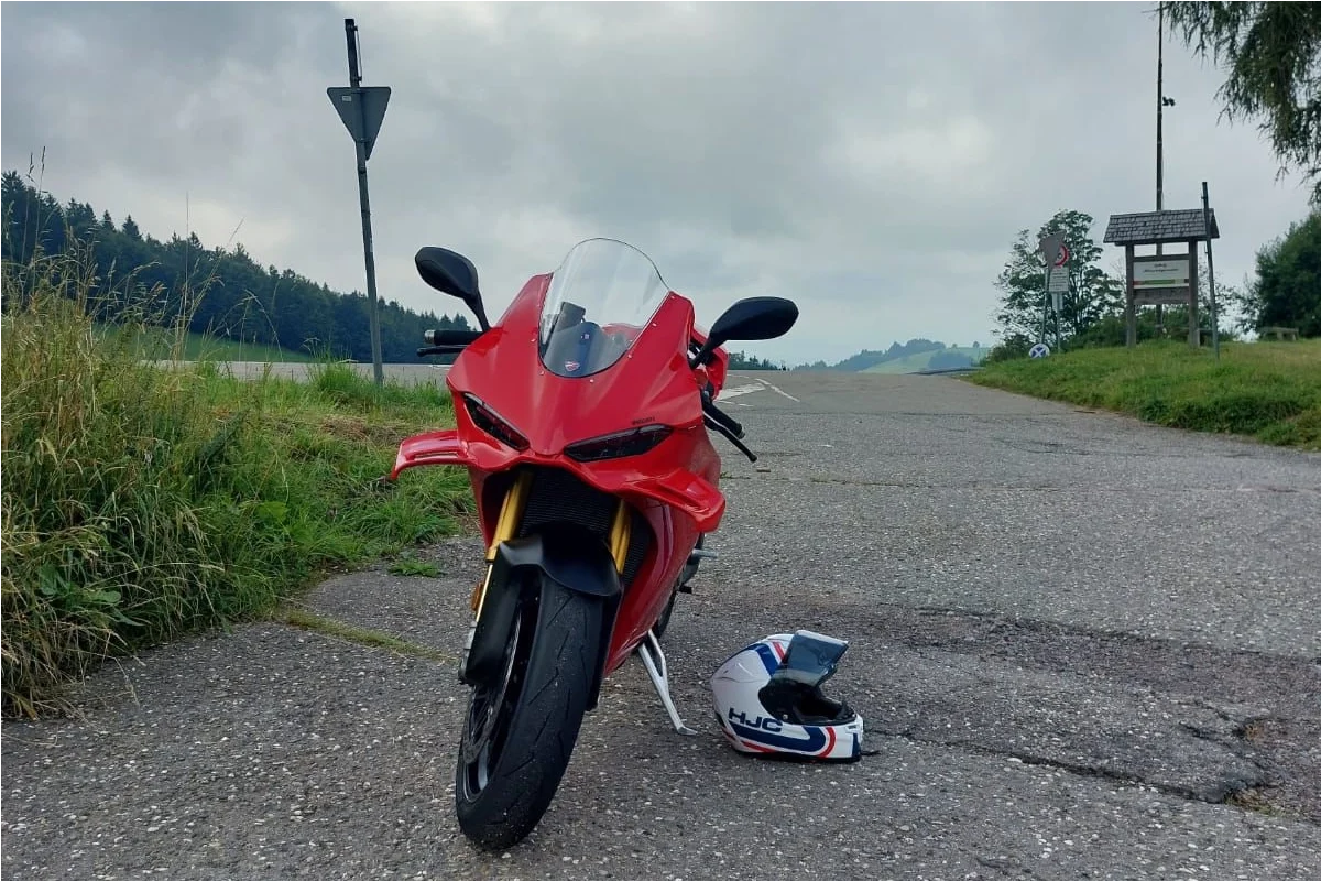 Ein rotes Sportmotorrad in einem Feldweg