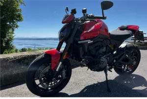 Ein rotes Motorrad vor dem Bodensee