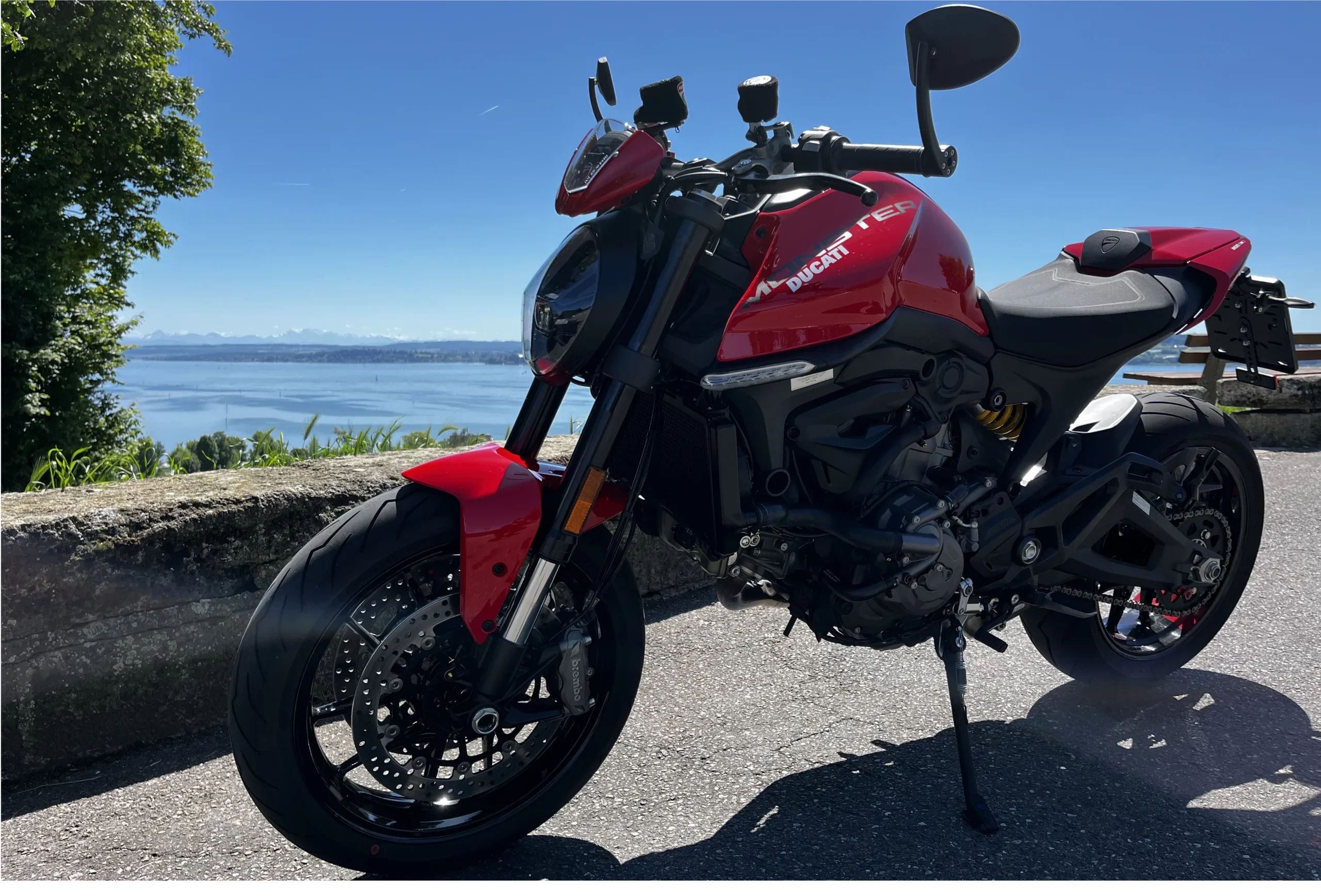 Ein rotes Motorrad vor dem Bodensee