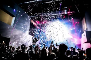 Eine Party, bei der Konfetti durch die Luft fliegt