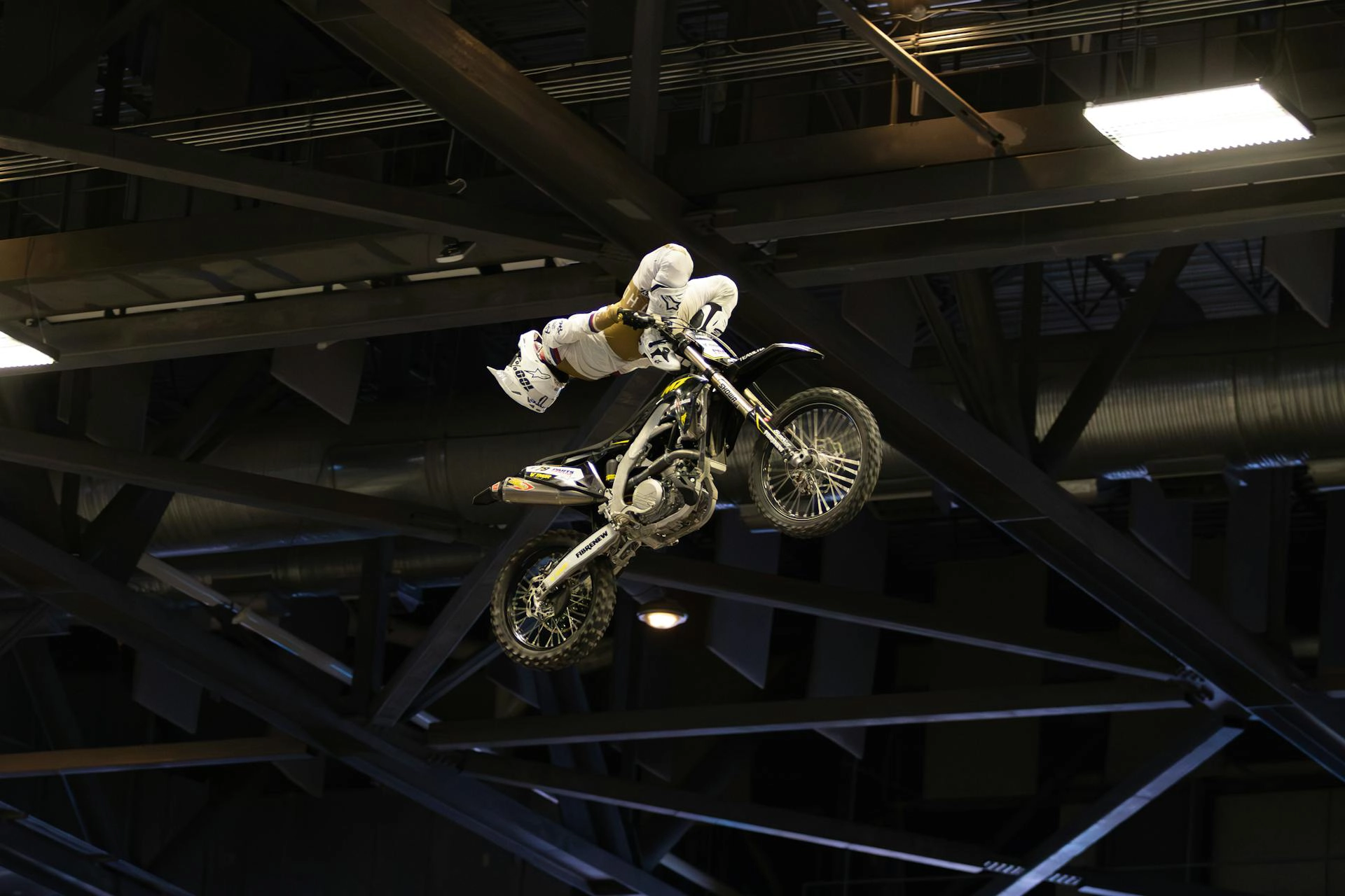 Ein Stuntfahrer mit einem Cross-Motorrad fliegt durch die Luft