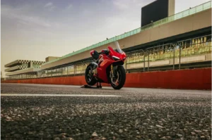 Rotes Motorrad steht auf einer Rennstrecke