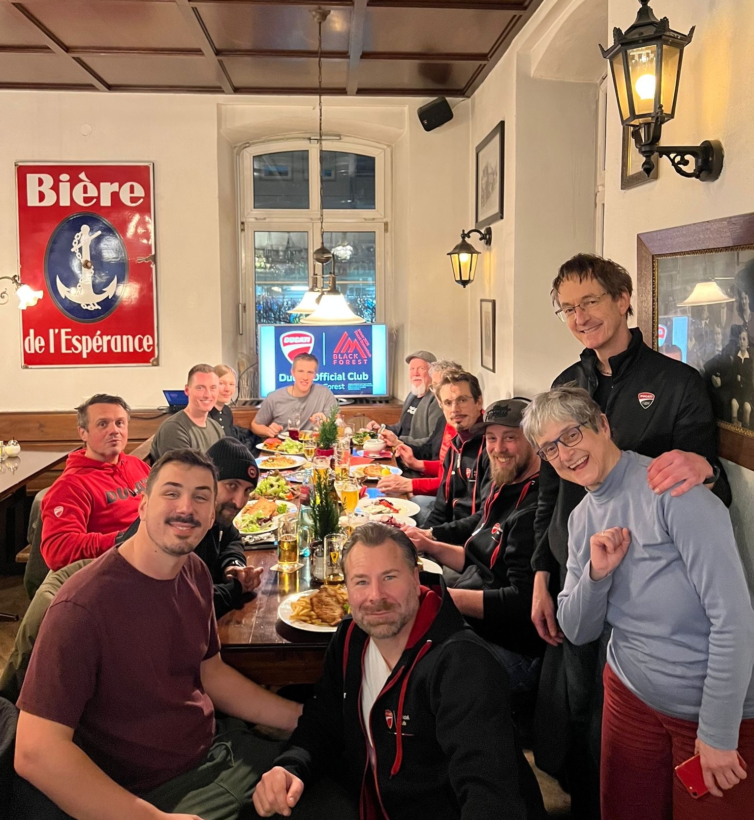Ein Gruppenbild in einem Restaurant