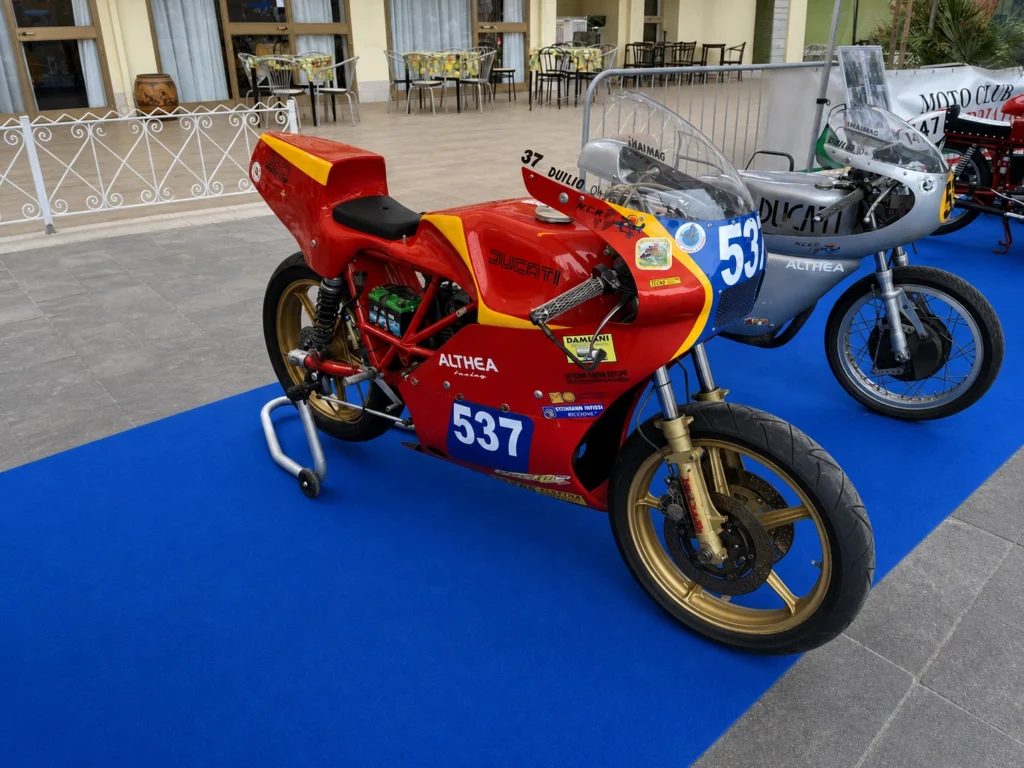 Zwei alte Ducatis auf einem blauen Teppich
